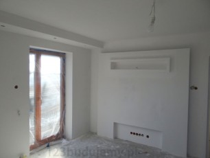 konstrukcja z regipsu na suficie z oświetleniem led