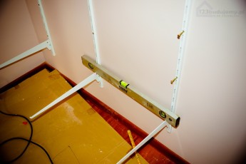 montaż szyn na półki