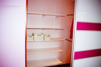 montaż półek w szafie i drążków na wieszaki