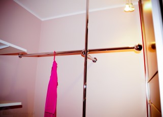 rurki na wieszaki w szafie, półki na ubrania