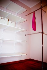 zabudowa szafy we wnęce z drzwiami przesuwnymi