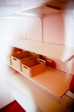 zabudowa szafy półki z koszykami na bieliznę