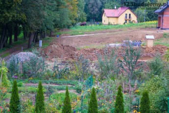 widok na działkę sąsiadów gdzie rozpoczyna się budowa domu