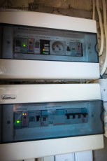 skrzynka rozdzielcza elektryczna w garażu