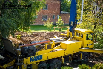 lanie fundamentów na budowie u sąsiadów