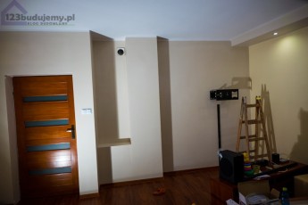 odnowienie ściany w salonie po zawilgoceniu