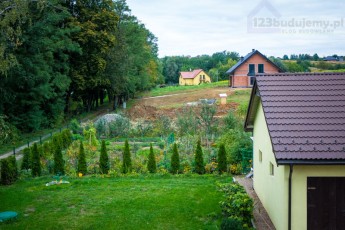 widk z okna dachowego na działkę i ogródek warzywny