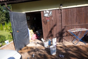 prowizoryczna brama garażowa z desek