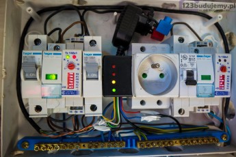 rozdzielnia elektryczna garaż bezpieczniki w garażu wyłącznik czasowy światła