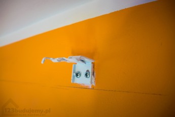 metalowy uchwyt do montażu rolety na ścianie