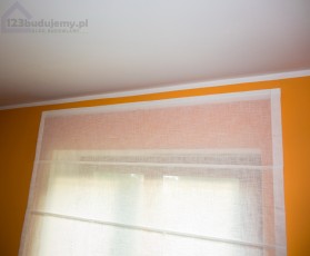 rozłożona roleta rzymska, lepsza nić firana i zasłona