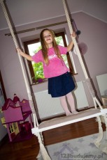 dziecko na huśtawce arte aria w pokoju