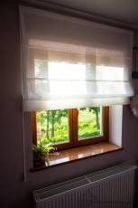 Dekoracyjna roleta rzymska okno drewniane