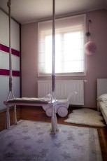 Dekoracyjna roleta rzymska w pokoju dziecięcym