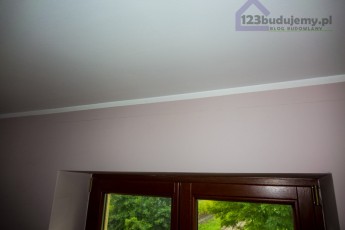 nadproże nad oknem w pokoju