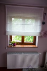 roleta rzymska nad kaloryferem