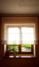 roleta rzymska w oknie od południa