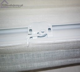 uchwyt trzymający kasetę rolety na ścianie