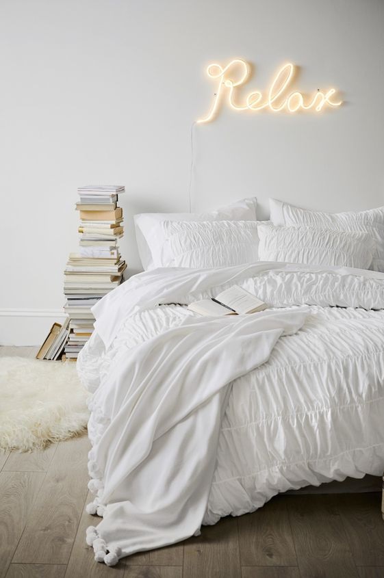 napis neon nad łóżkiem w sypialni