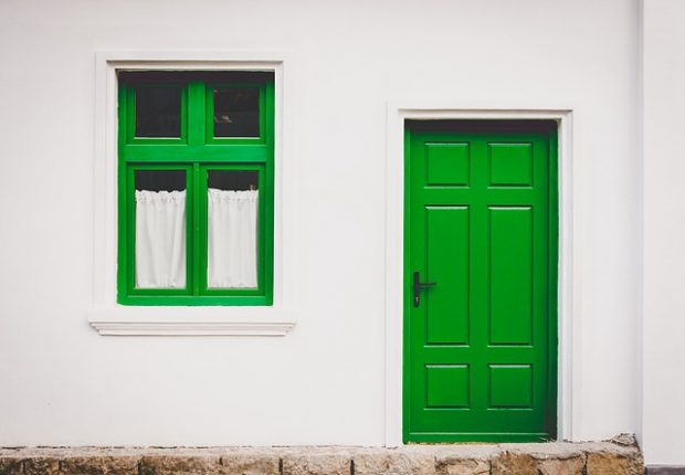 Dom z zielonymi drzwiami i oknem