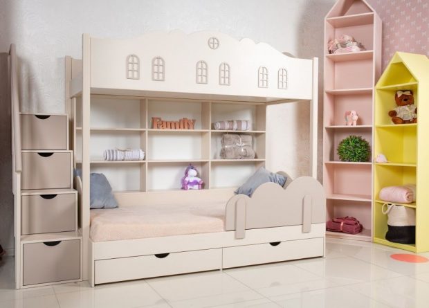 łóżko piętrowe dla dzieci z półkami