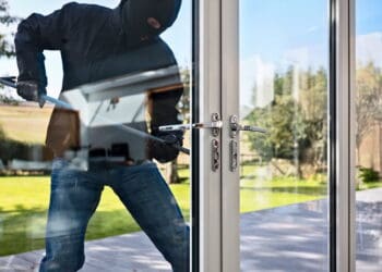 Jak zabezpieczyć dom przed włamaniem. Poznaj sprawdzone sposoby