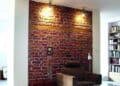 Oświetlenie ściany z cegły