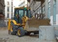 Usługi świadczone koparko-ładowarką – kiedy się sprawdzą?