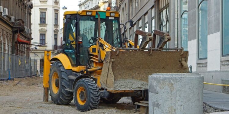 Usługi świadczone koparko-ładowarką – kiedy się sprawdzą?