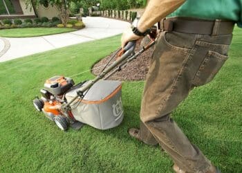 Oleje i smary do kosiarek - co warto o nich wiedzieć