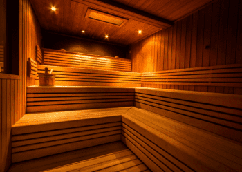 Drewno do budowy sauny: na co zwrócić uwagę przy wyborze materiału?